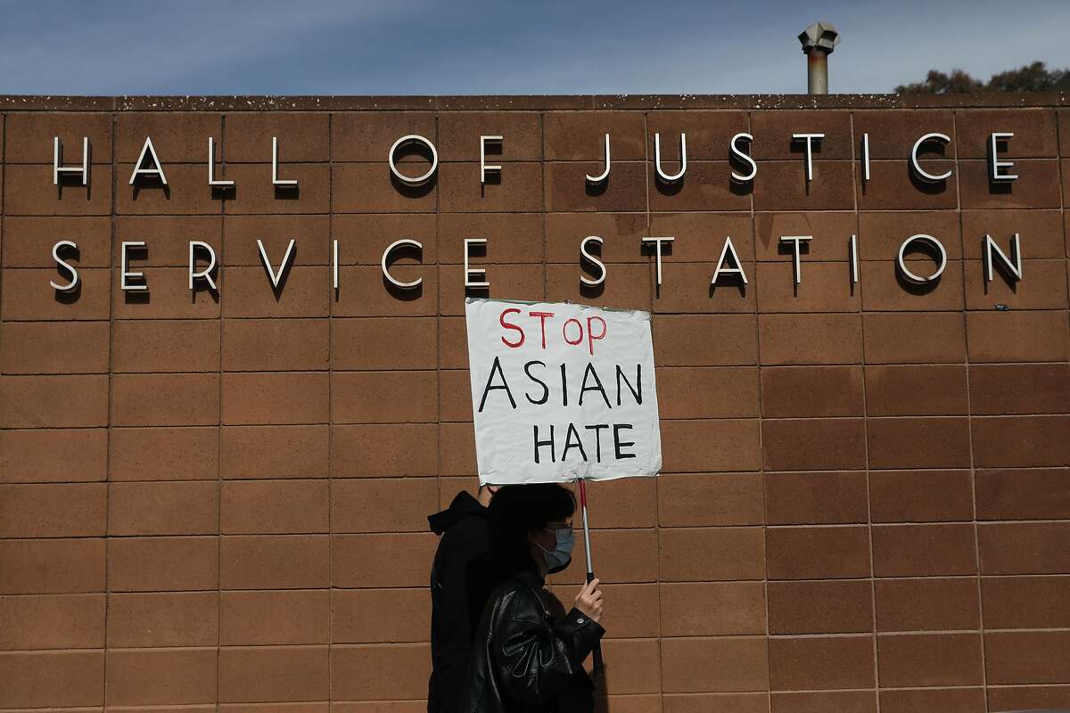 周四，sf的Elaine Qi在布莱恩特街(Bryant Street)游行，反对对亚洲人的仇恨。