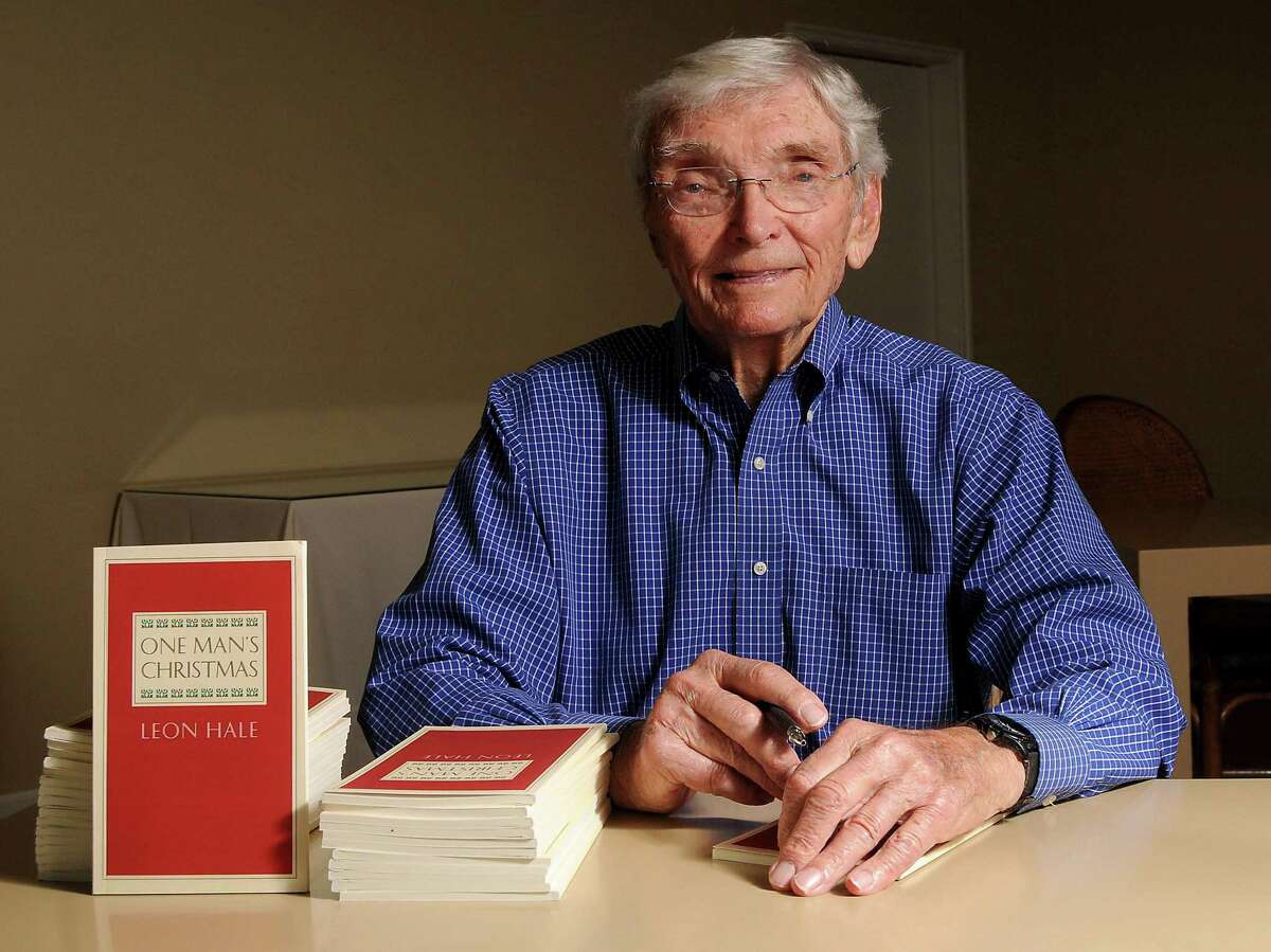 Leon Hale in 2015 with his book “One Man’s Christmas.”