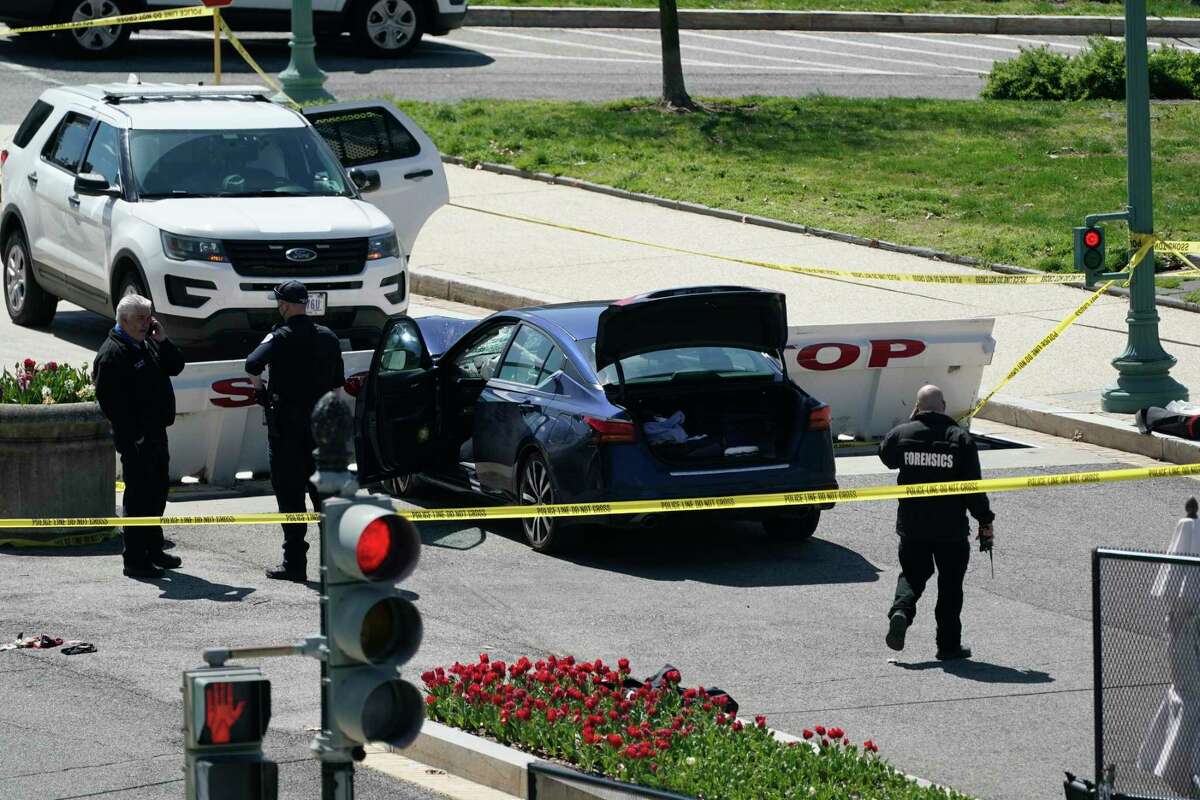 Agentes de la Policía del Capitolio de EE. UU. cerca de un automóvil que se estrelló contra una barrera en Capitol Hill en Washington, el viernes 2 de abril de 2021