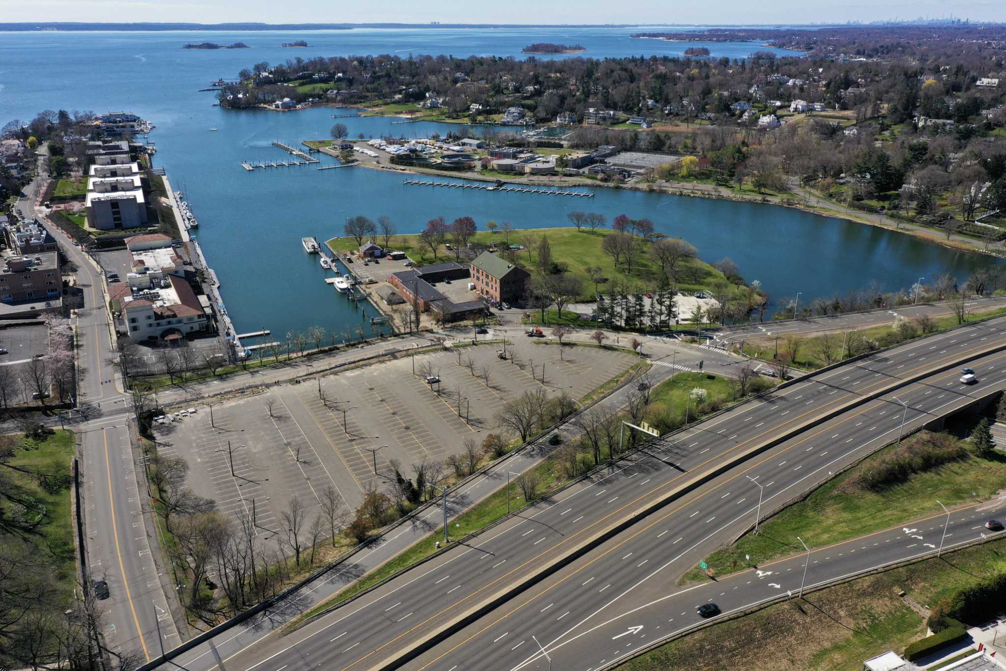 Greenwich residents seek solution to 'really, really, really noisy' traffic from I-95 - Vimarsana News