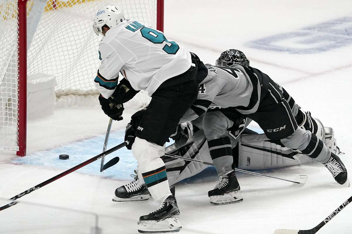 Left wing Evander Kane scores on L.A. goaltender Jonathan Quick to give the Sharks a 2-1 lead in the second period.