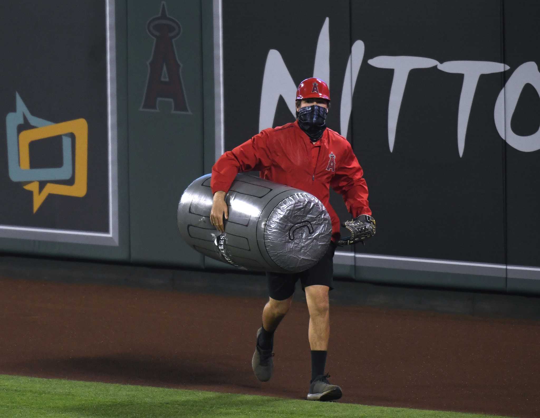 Angels fans throw trash cans on the field during win over Astros