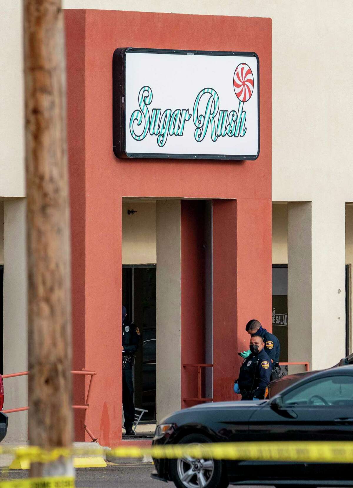 La policía de Laredo evalúa la escena de un tiroteo reportado en el exterior de Sugar Rush Partyland.