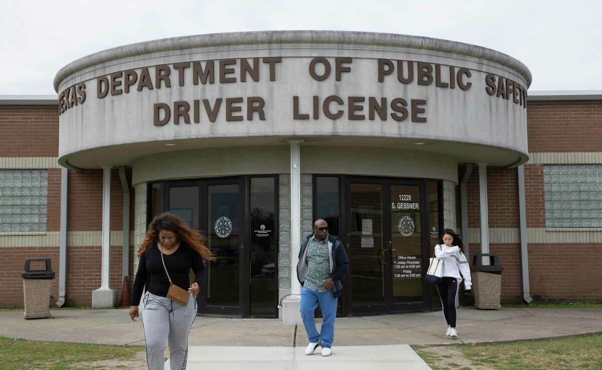 Head of Texas DMV resigns amid pressure to stop widespread sale of fake  paper license plates