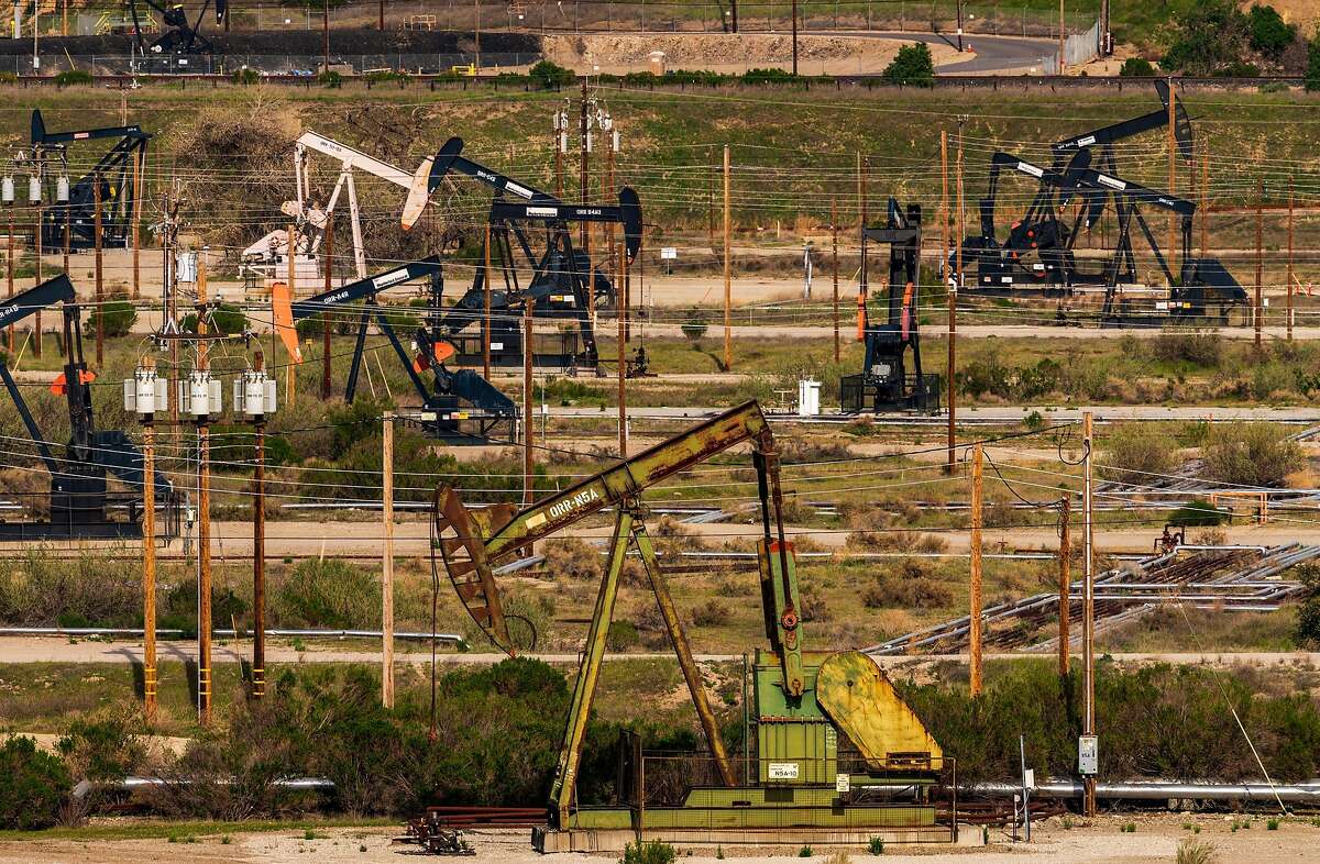 Pump jacks drill in San Ardo (Monterey County). A bill before the California Legislature would outlaw hydraulic fracturing, also known as fracking, and could lead to a severe limitation on fossil fuel extraction in California.