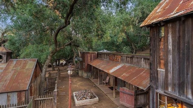 $1.5M Rustic Ranch in Southern California Is Handcrafted From Reclaimed Materials - Vimarsana News