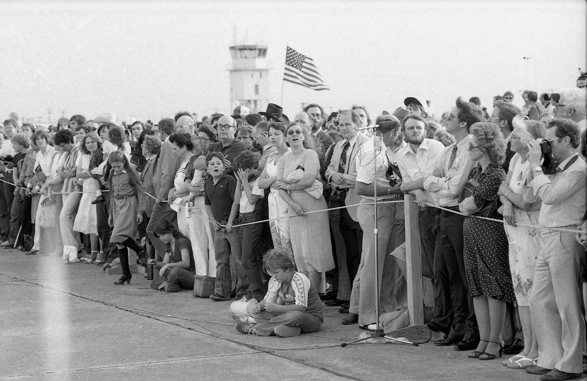 週末限定値下げNASA Space ＆ RocketCenter フライトスーツ 40 years after its pioneering launch, NASA's space shuttle leaves