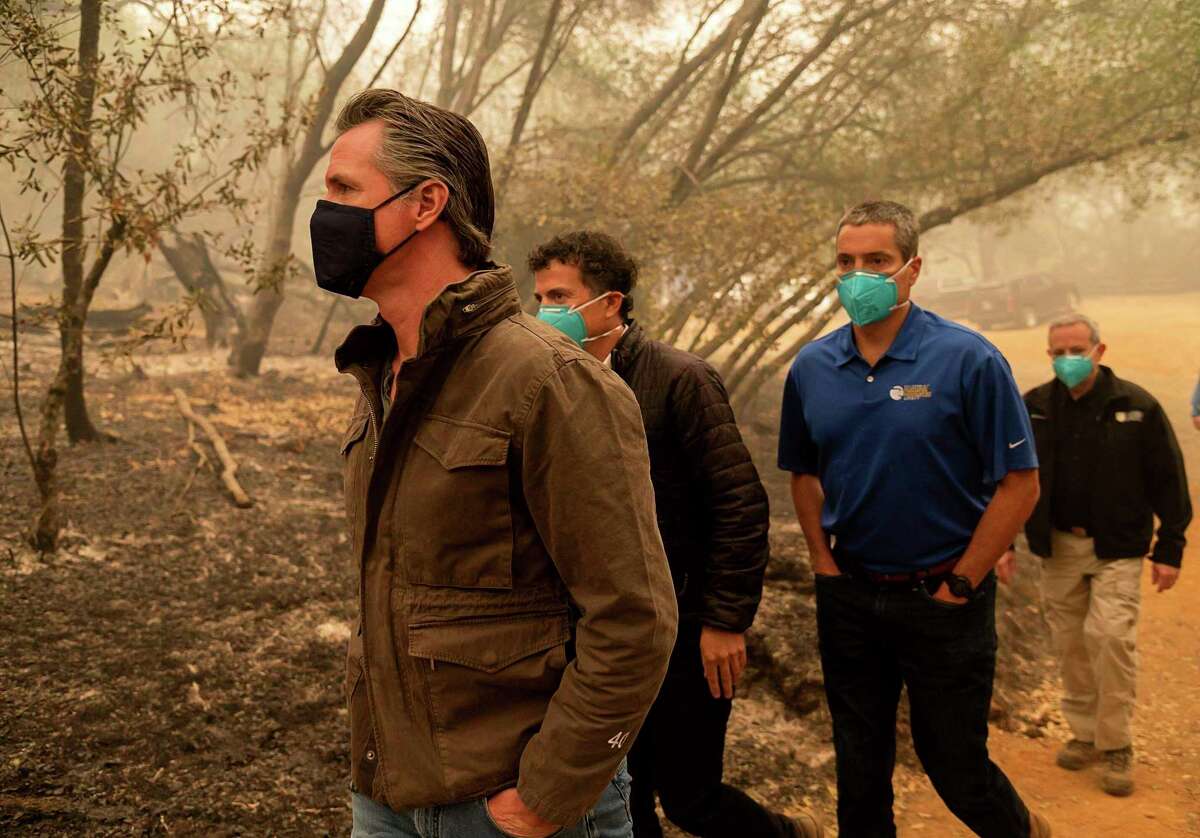 2020年，加州环境保护部长贾里德·布鲁门菲尔德(左二)与州长加文·纽森(左)等人参观了Butte县奥罗维尔附近的火灾肆虐地区。布鲁门菲尔德将卸任，转而管理一个规模达35亿美元的基金会。