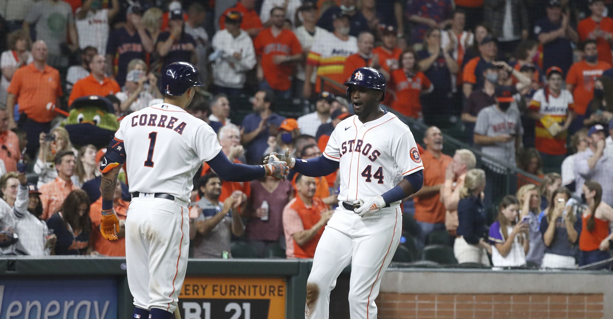 Yordan Alvarez hits historic go-ahead blast to lift Astros - ESPN