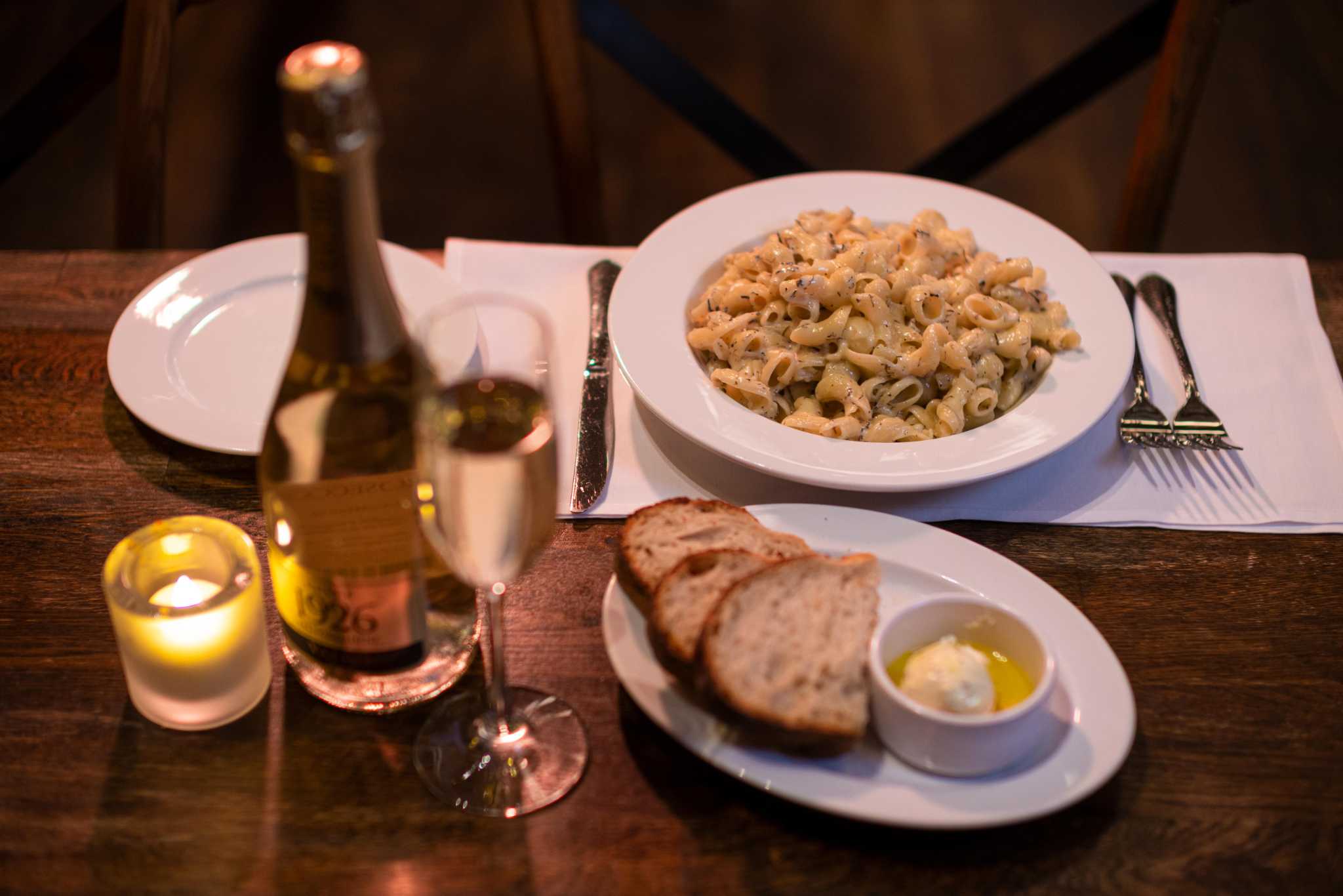 A made-to-order pasta dish inside a giant wheel of cheese? You can get it in CT. - Vimarsana News
