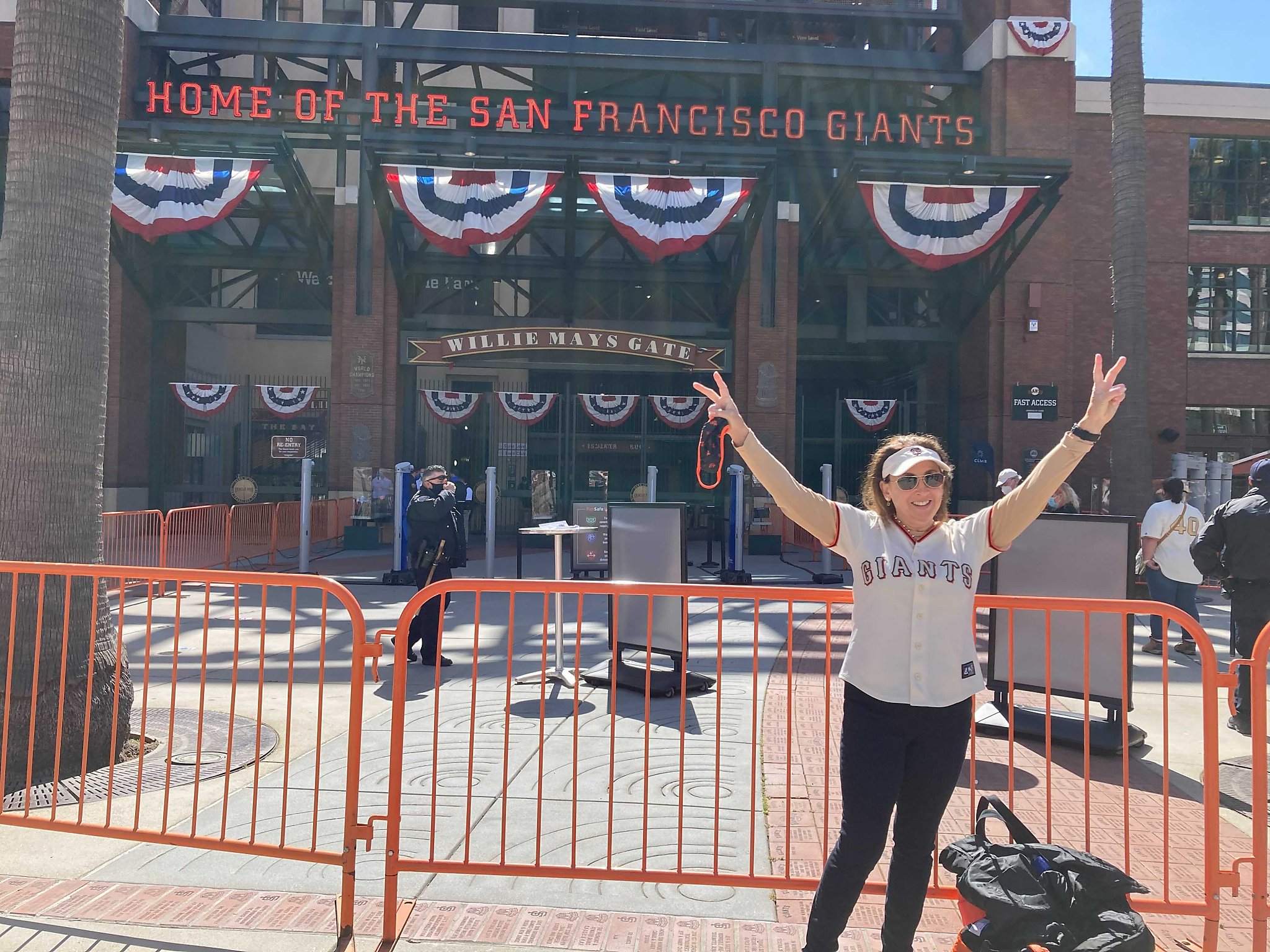 Hours before first pitch, S.F. Giants fans revel at the chance to see baseball at the ballpark - Vimarsana News