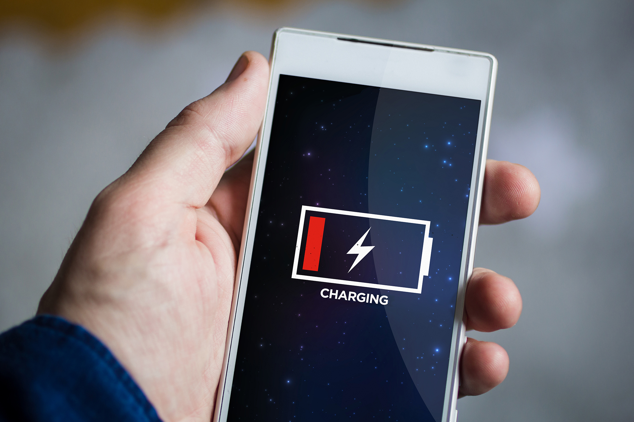 Low battery apple. Смартфон разрядился. Разряженный смартфон. Low Battery телефон. Айфон разрядился.