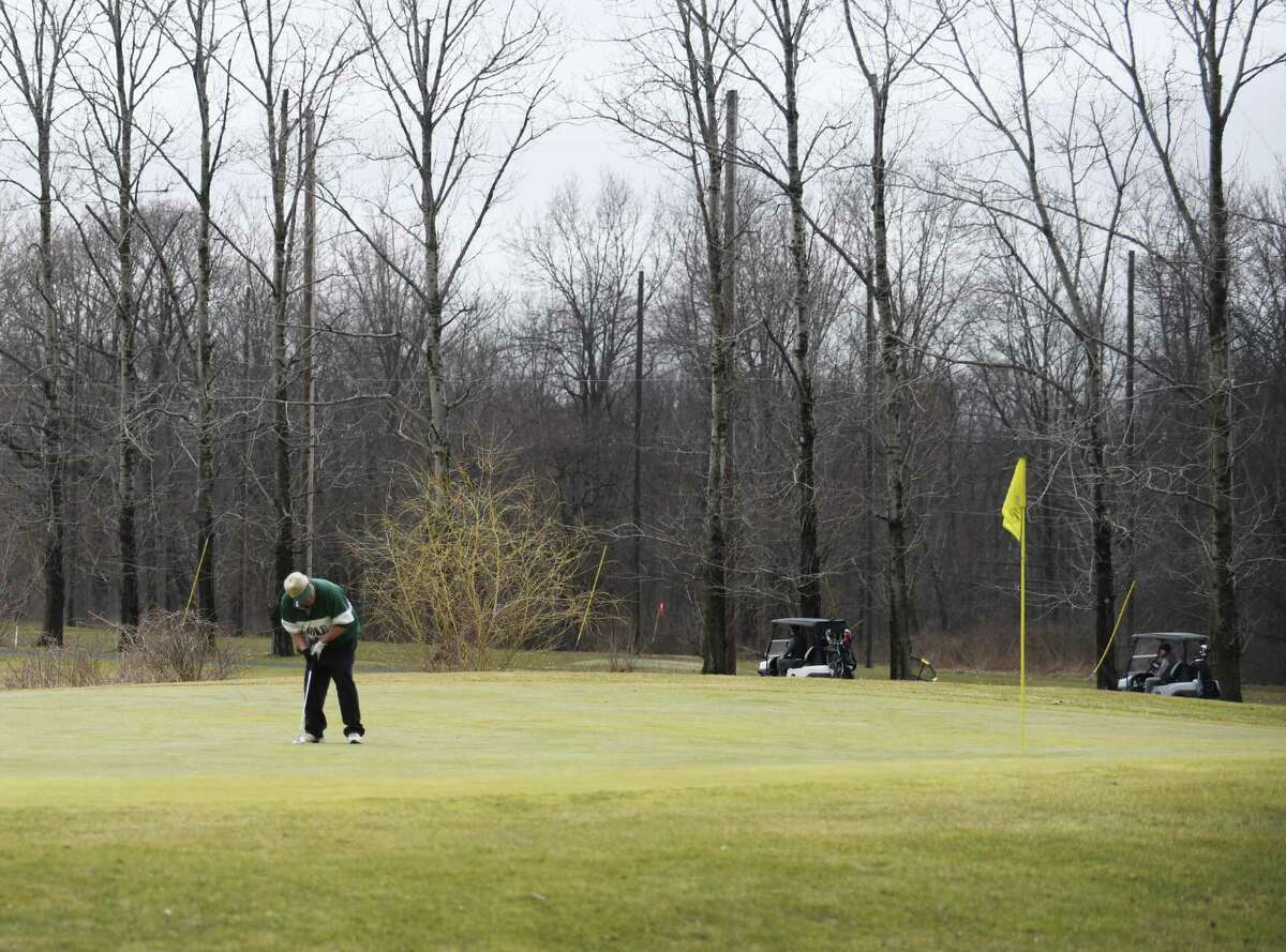 At the Griff in Greenwich, a squabble on the links over early tee times