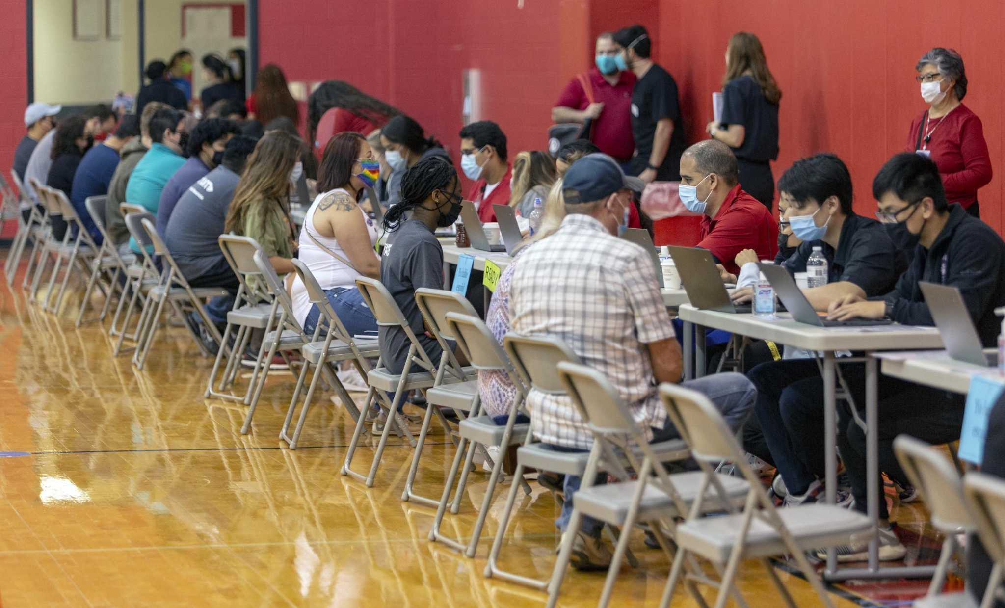 'This took a lot of coordination': Students vaccinate hundreds in Southside ISD, UIW partnership - Vimarsana News