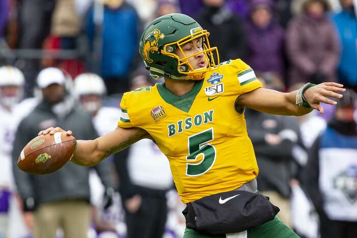 Twitter 上的Next Gen Stats：Justin Fields and Mac Jones each hit the field  today in front of NFL reps at their respective pro days. Fields (93  production score) & Jones (90) trail