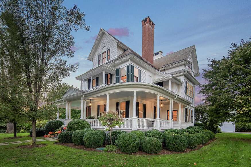 Updated antique colonial Victorian house at 75 Meetinghouse Lane, Fairfield in an historic neighborhood.