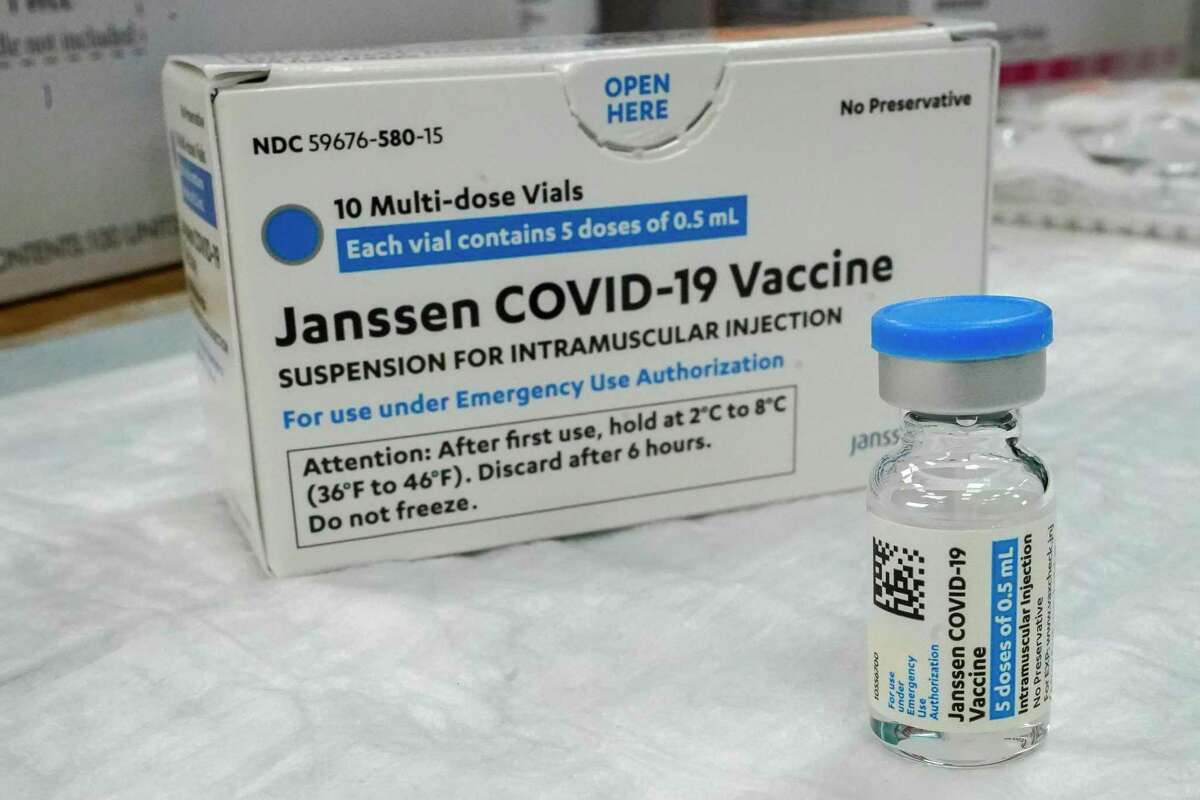 En esta foto de archivo del jueves 8 de abril de 2021, la vacuna Johnson & Johnson COVID-19 se encuentra en una mesa en un sitio de vacunación emergente del Centro Cultural Islámico de Albania, en el distrito de Staten Island de Nueva York. Estados Unidos recomienda una "pausa" en la administración de la vacuna Johnson & Johnson COVID-19 de dosis única para investigar informes de coágulos sanguíneos potencialmente peligrosos.