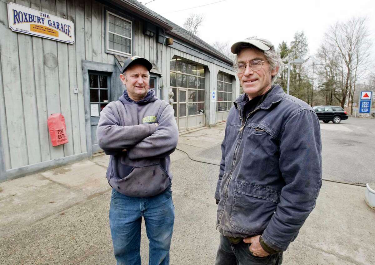 Police investigate burglary at Roxbury auto repair shop
