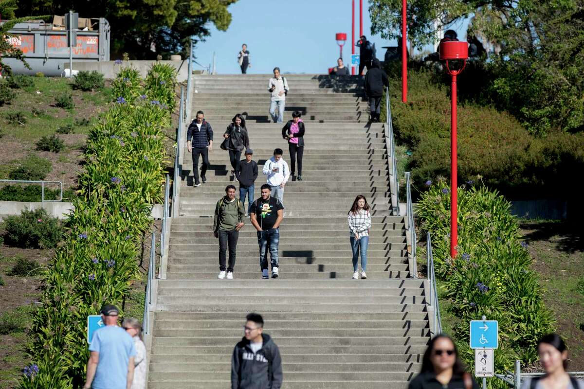 2020年，学生们走在旧金山城市学院的海洋校区。随着入学人数的下降，该校有30多名教师被裁员。