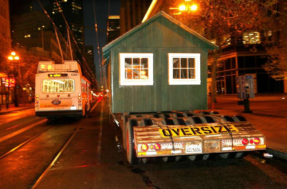 2006年，旧金山基尔卡姆大道四个重建的地震难民棚屋之一被搬到市场街进行展示。图片来源:Mark Costantini / The Chronicle 2006