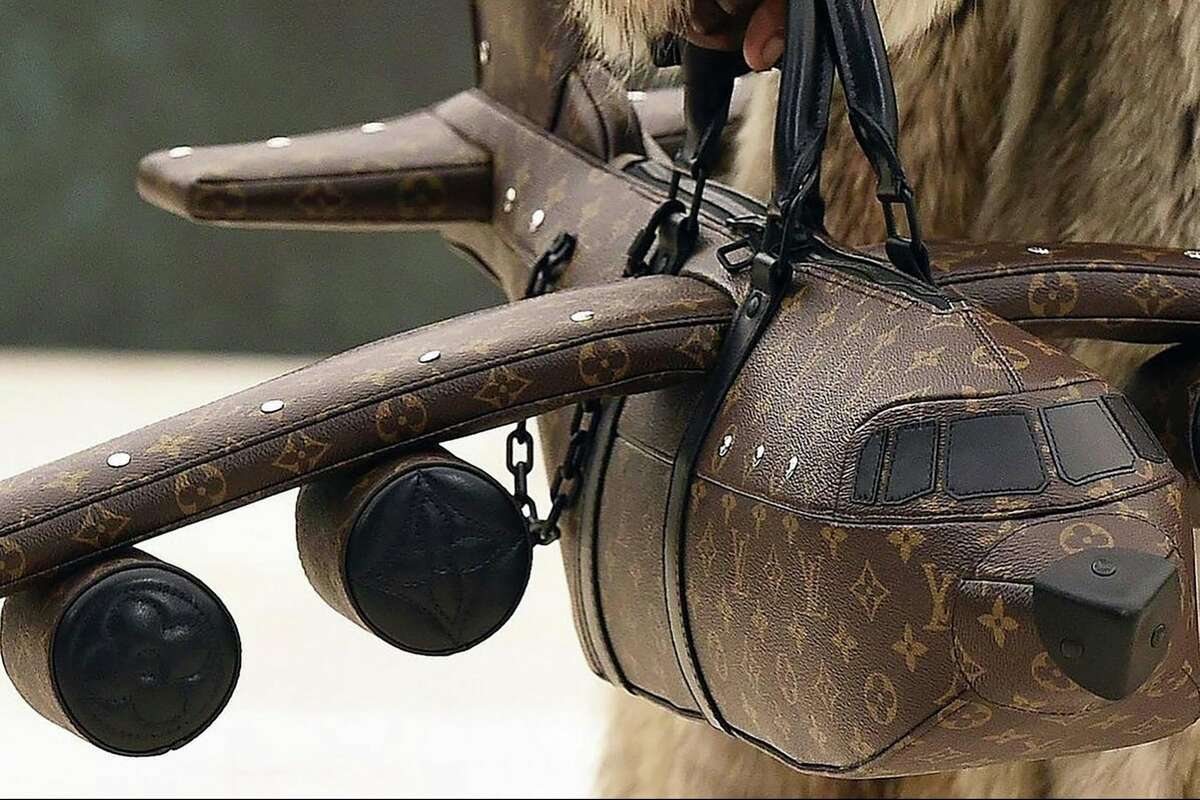 Louis Vuitton does it again! Throw a bag in the shape of an airplane for  almost 800 thousand pesos and people make fun on the networks