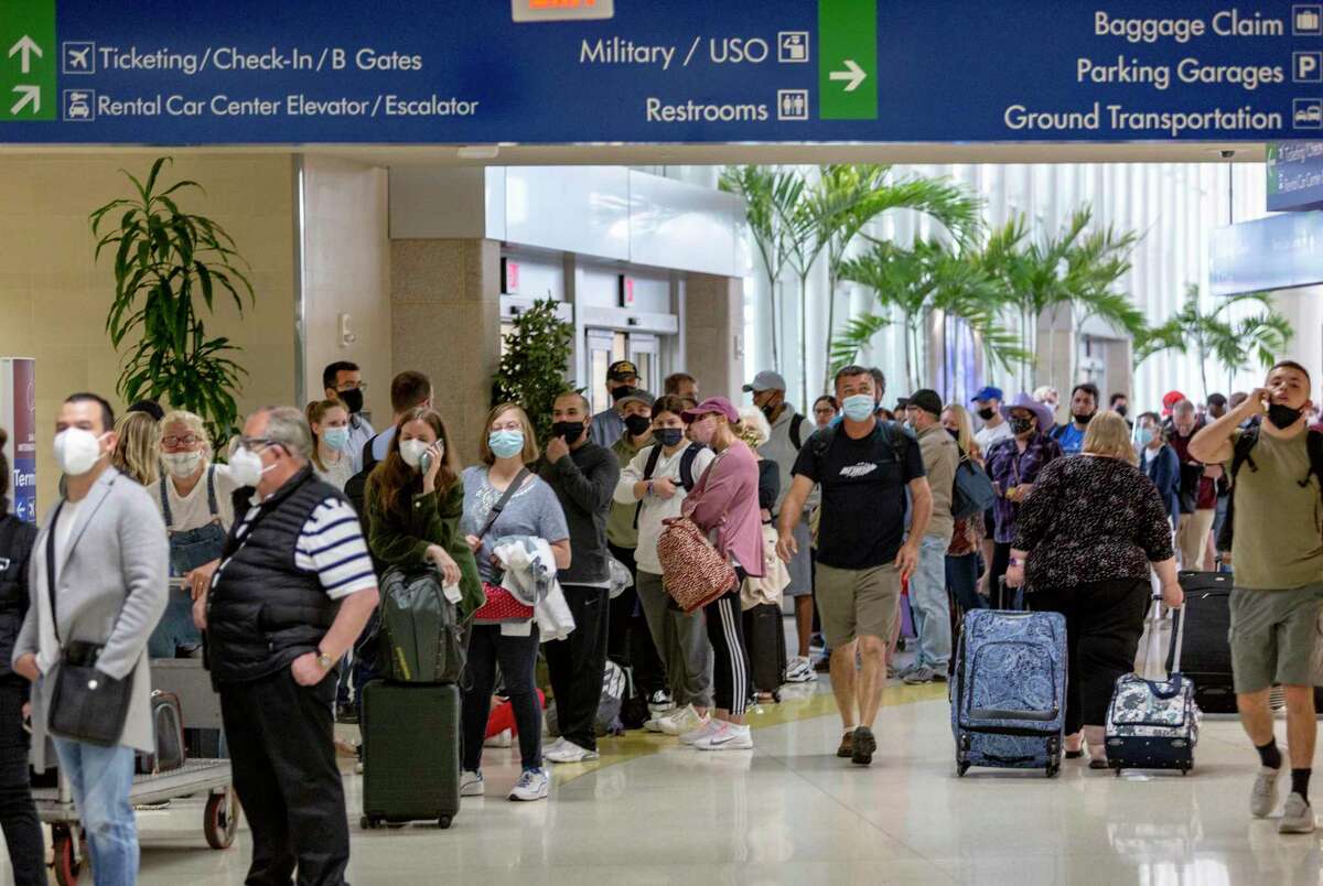 Officer kills gunman outside San Antonio International Airport ...