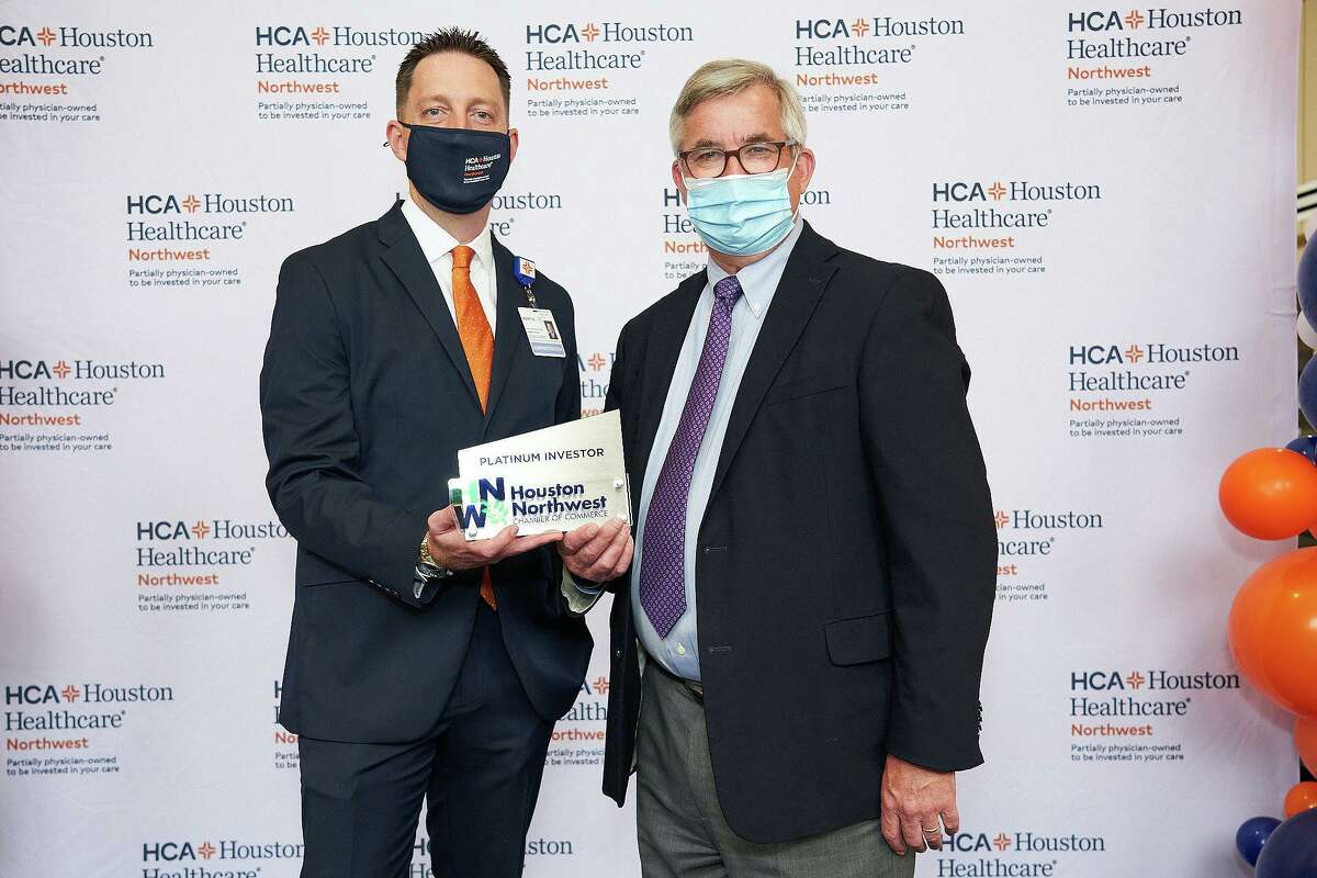 Scott Davis, CEO for HCA Healthcare Northwest receives a membership plaque from Bobby Lieb, President and CEO of Houston Northwest Chamber of Commerce.