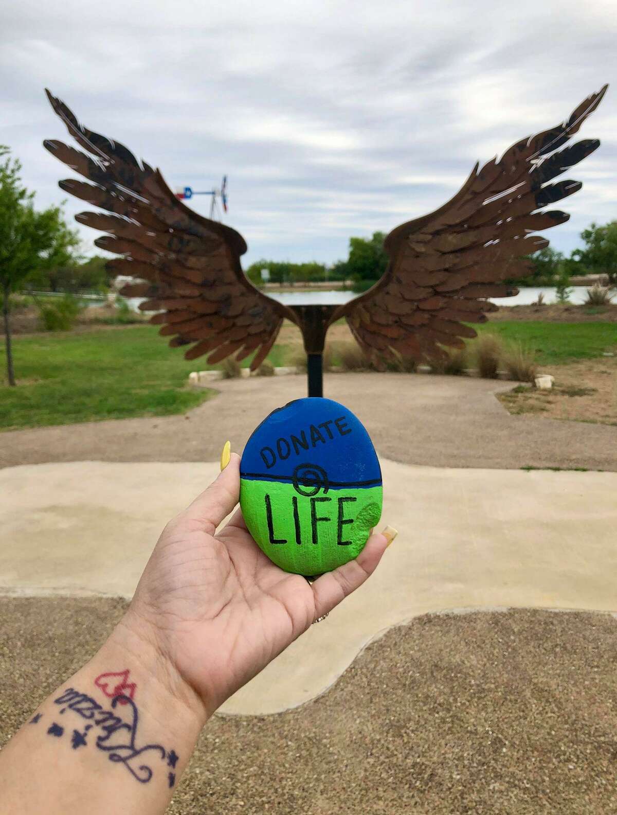 Una piedra con el logo de Donate Life fue pintada especialmente para celebrar el Mes Nacional de Done Vida, el domingo 18 de abril de 2021, en Krizia L. Keiser Memorial Garden.