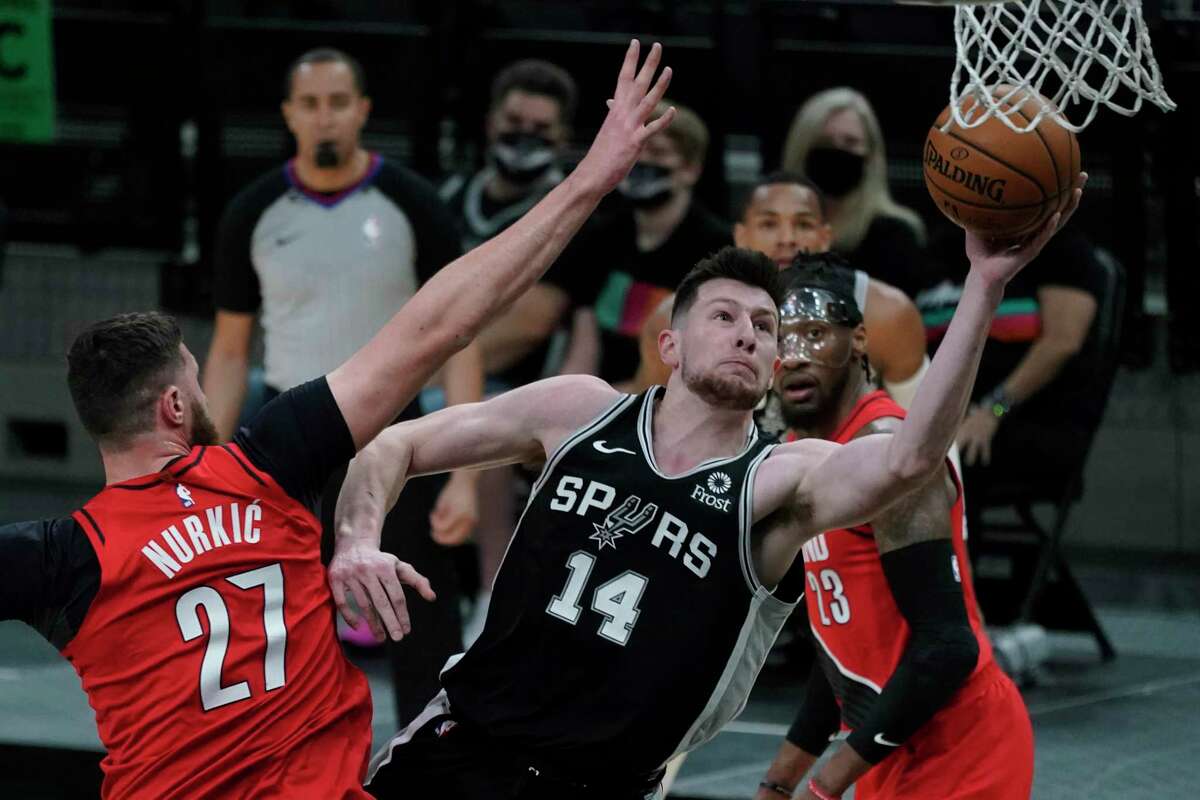 Spurs Drew Eubanks Hook Shots Conjure Memories Of Bygone Era