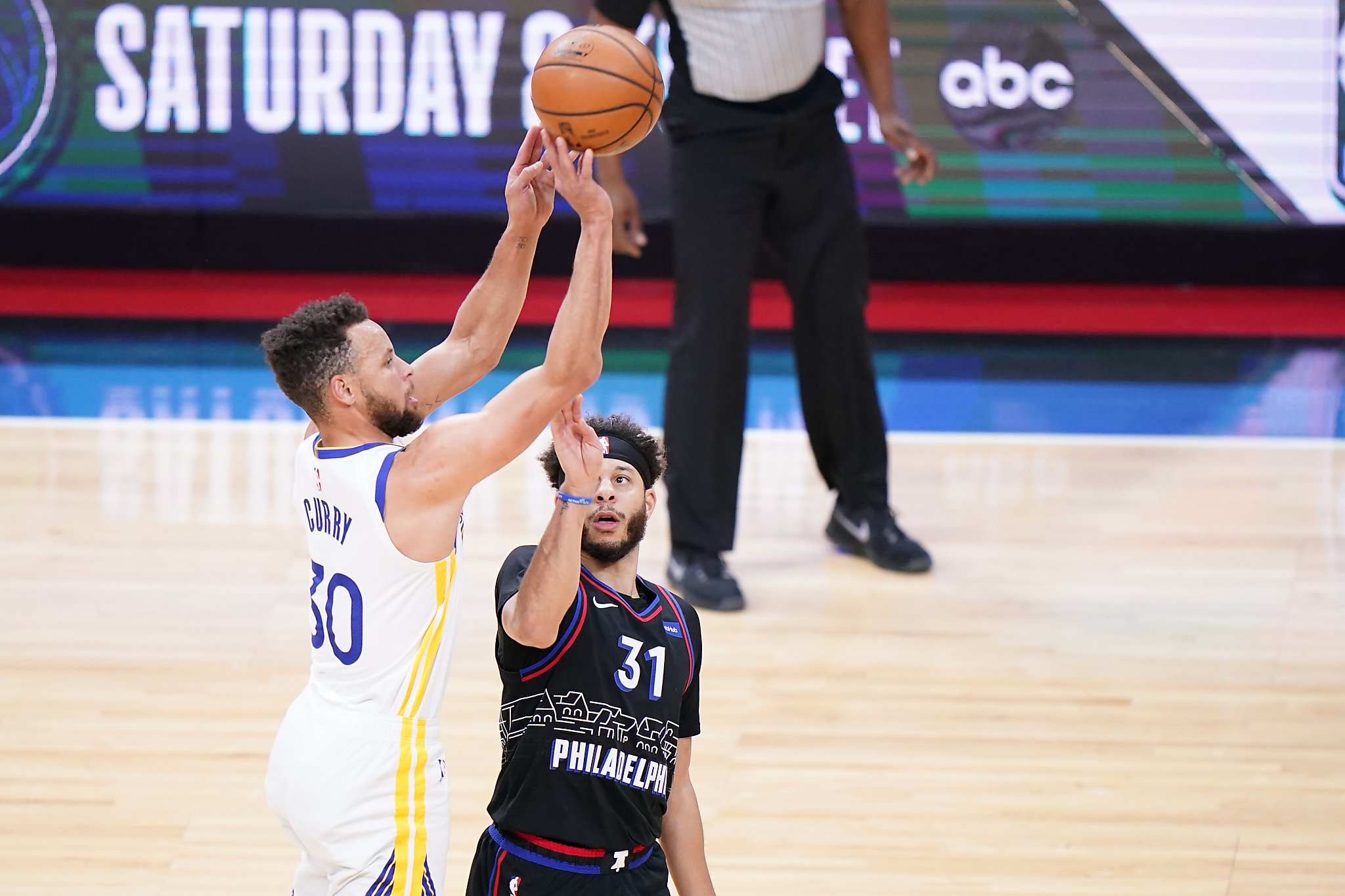 Warriors' Steph Curry continues to hold back Father Time, scores 49 in win over 76ers