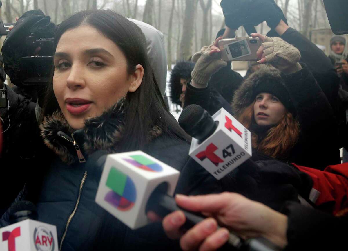 En esta fotografía de archivo del 12 de febrero de 2019, Emma Coronel Aispuro, esposa de Joaquín "El Chapo" Guzmán, sale de la corte federal en Nueva York.