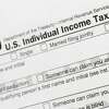 文件- 2018年7月24日，资料照片显示了1040美国个人所得税申报表的一部分。美国国税局于2020年1月27日星期一开始接受和处理个人纳税申报表。(美联社图片/Mark Lennihan, File)
