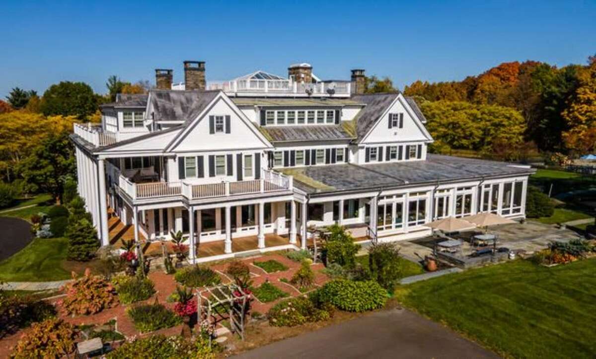 บ้านเลขที่ 57 Mt. Tom Road ใน Simsbury, Conn. อดีตที่ดินของผู้ผลิตรายการโทรทัศน์ Thomas Miller และ Robert Boyett 