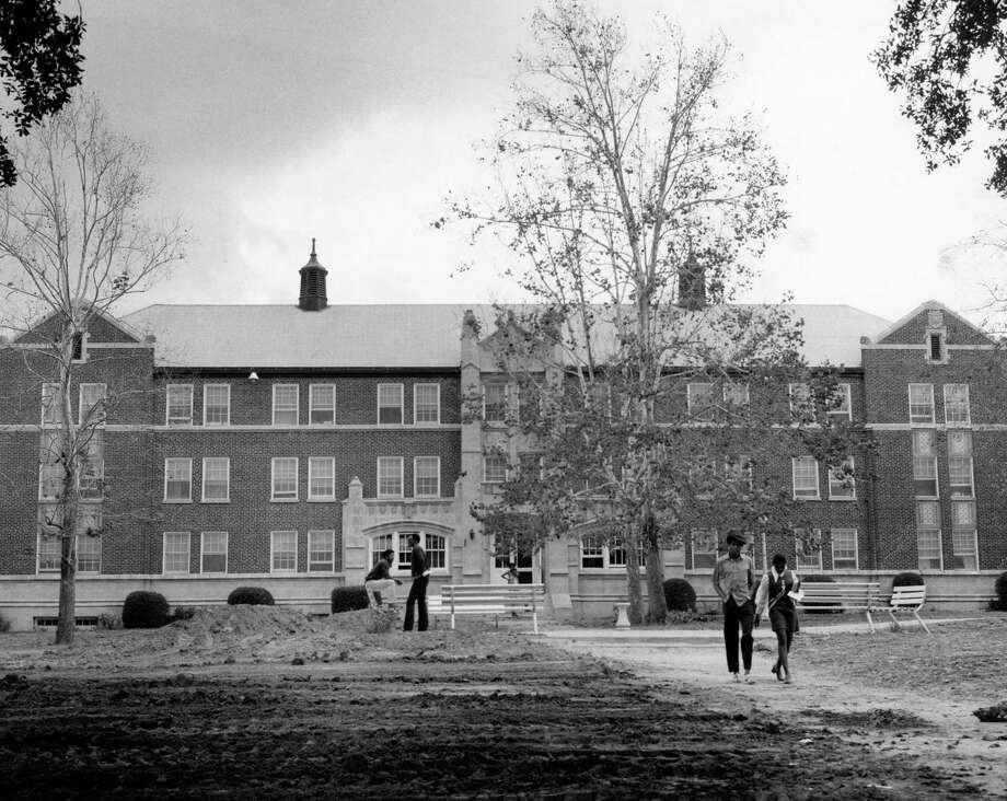 Students outside one of the newer dormitories built for women on the campus of Prairie View A&amp;M are shown in this December 1970 photo. / © Houston Chronicle