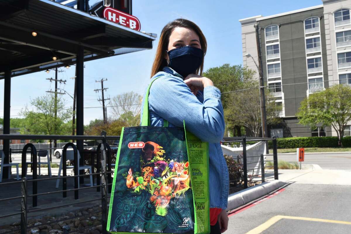 H-E-B is giving away 200,000 reusable grocery bags to celebrate Earth Day this year. 
