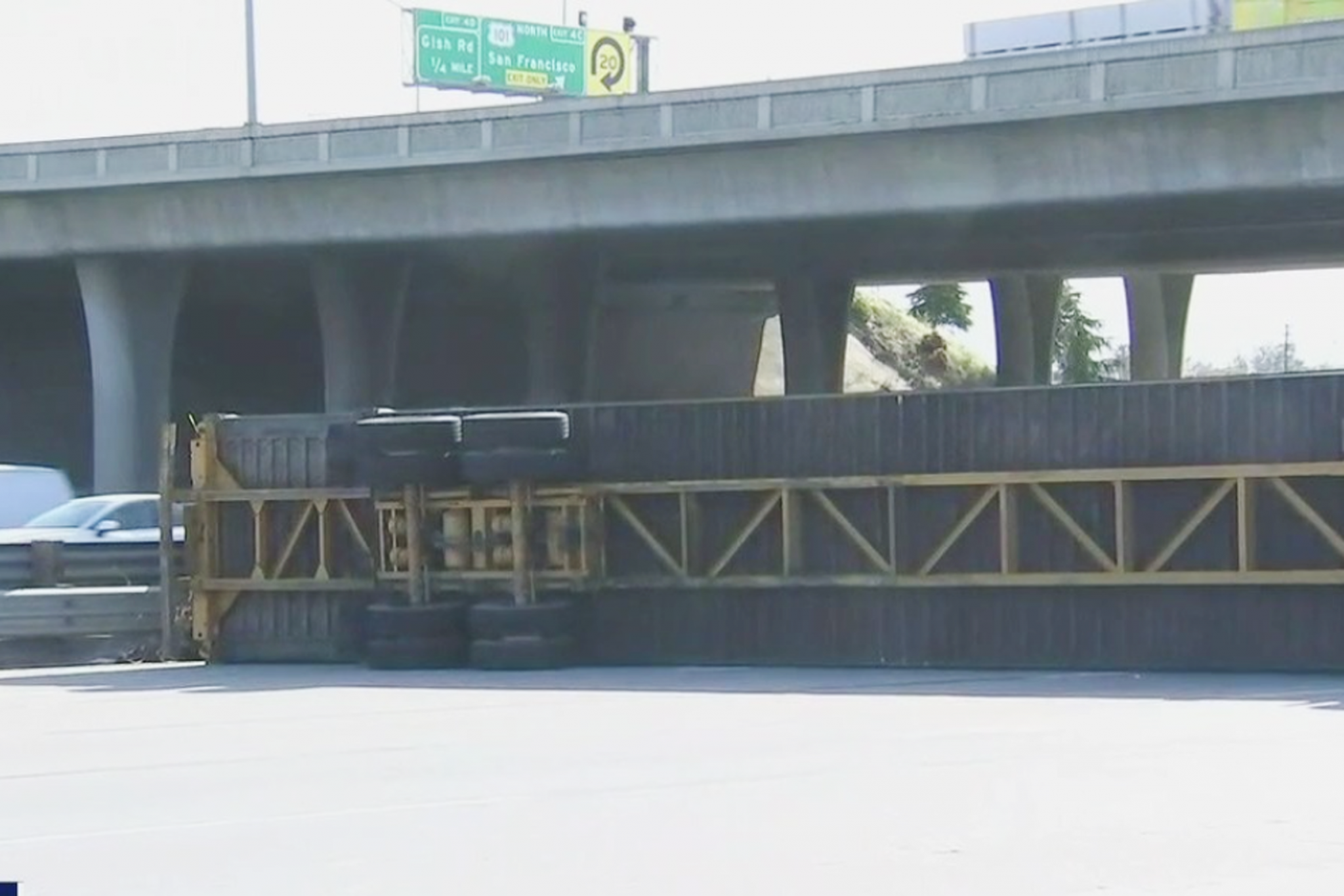 Overturned big rig closes all southbound 101 lanes in San Jose - Vimarsana News