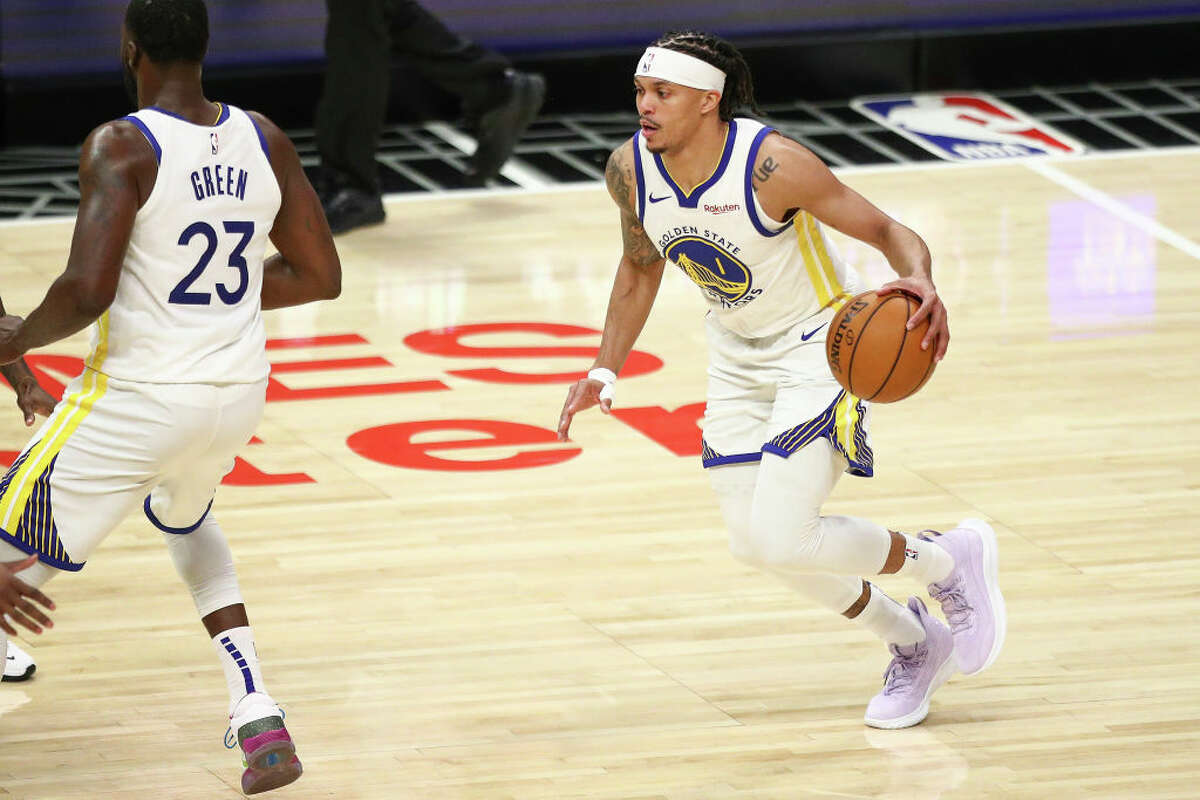 Damion Lee of the Golden State Warriors handles the ball during a game against the Los Angeles Clippers at Staples Center on March 11, 2021.