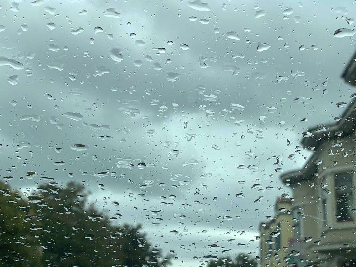 Rain droplets seen in San Francisco. A sprinkling of rain fell across parts of the Bay Area Thursday, with residents of San Francisco, Oakland and Berkeley reporting a noticeable but barely measurable amount of precipitation.