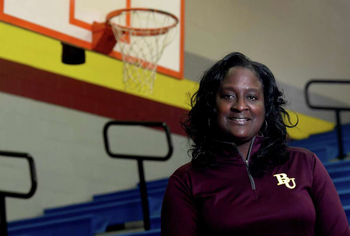 Walker-Brown named 2021 Super Gold Girls Basketball Coach of the Year