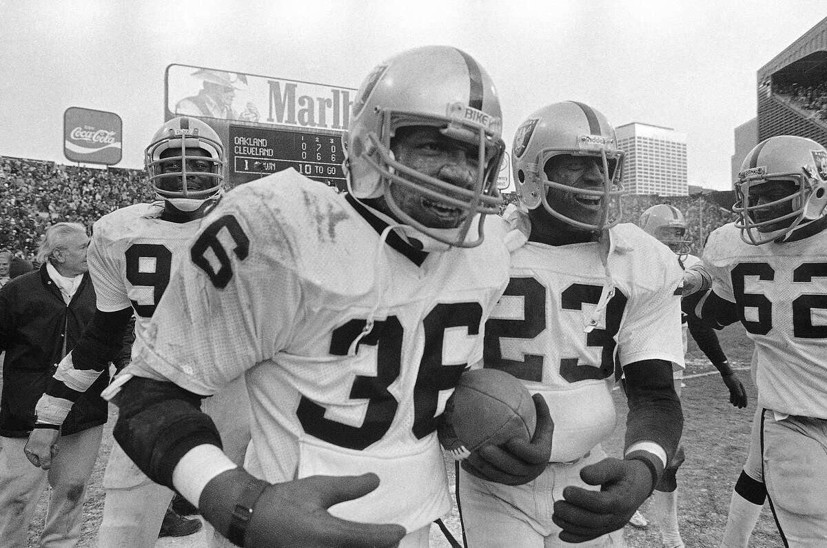 Former Raiders defensive back Mike Davis dies at age 65