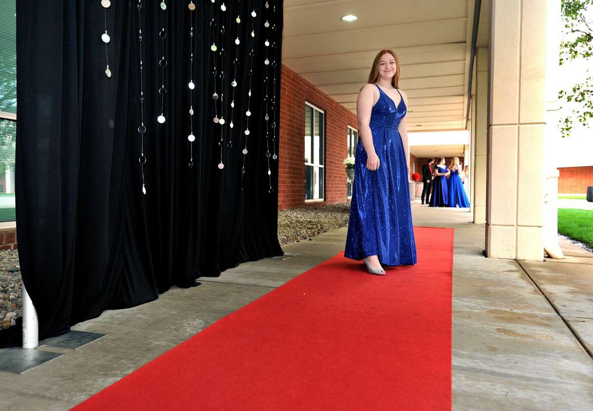 Edwardsville celebrates in style at Parking Lot Prom