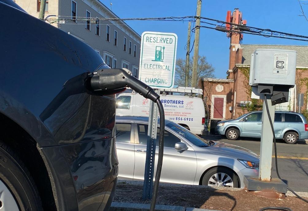 New Canaan supporters of electric vehicles amp up charger buzz - Vimarsana News