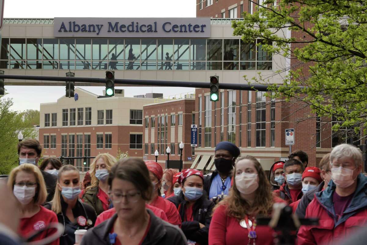 Thousands of nurses threatening strike at NYC area hospitals