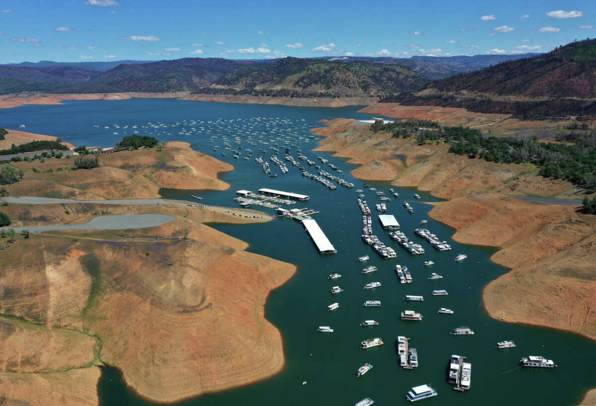 Dramatic Photos Show California S Water Starved Lake Oroville