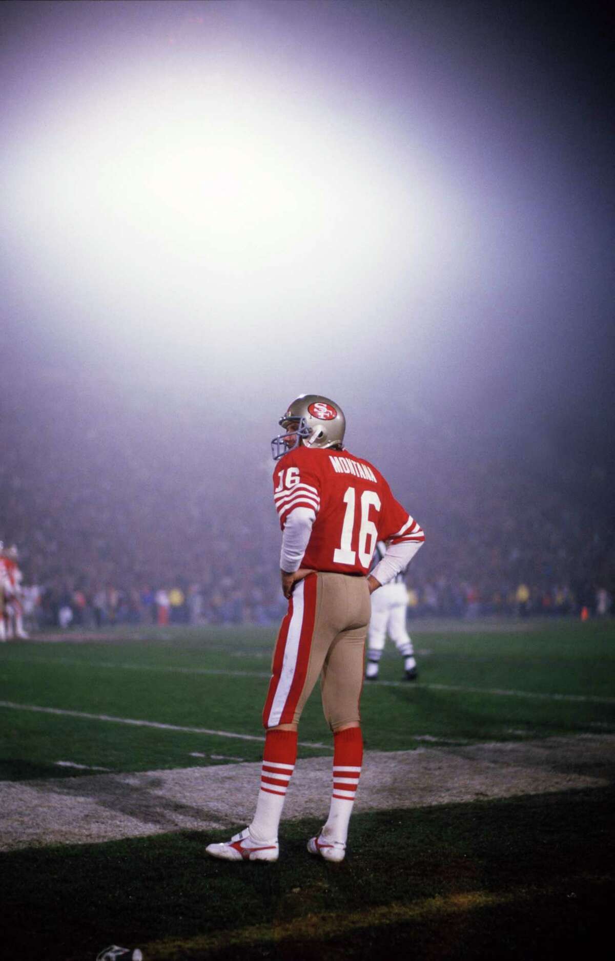 21 Jan 1985: Quarterback Joe Montana of the San Francisco 49ers on the sideline during the Niners 38-16 victory over the Miami Dolphins in Super Bowl XIX at Stanford Stadium in Stanford, CA. (Photo by Icon Sportswire)