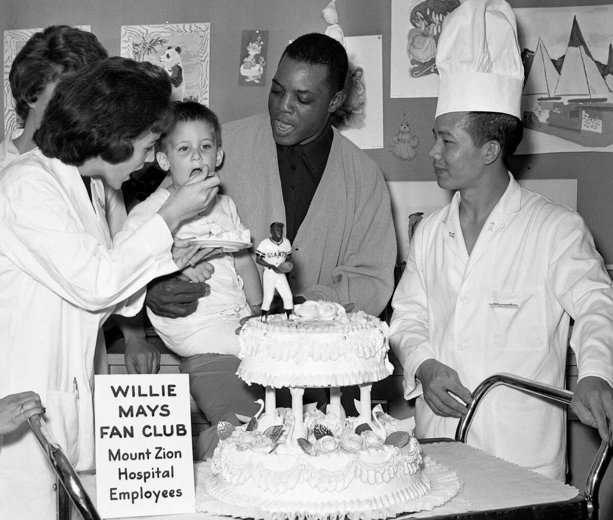 Even at 91 years old, Giants great Willie Mays has time for birthday cake