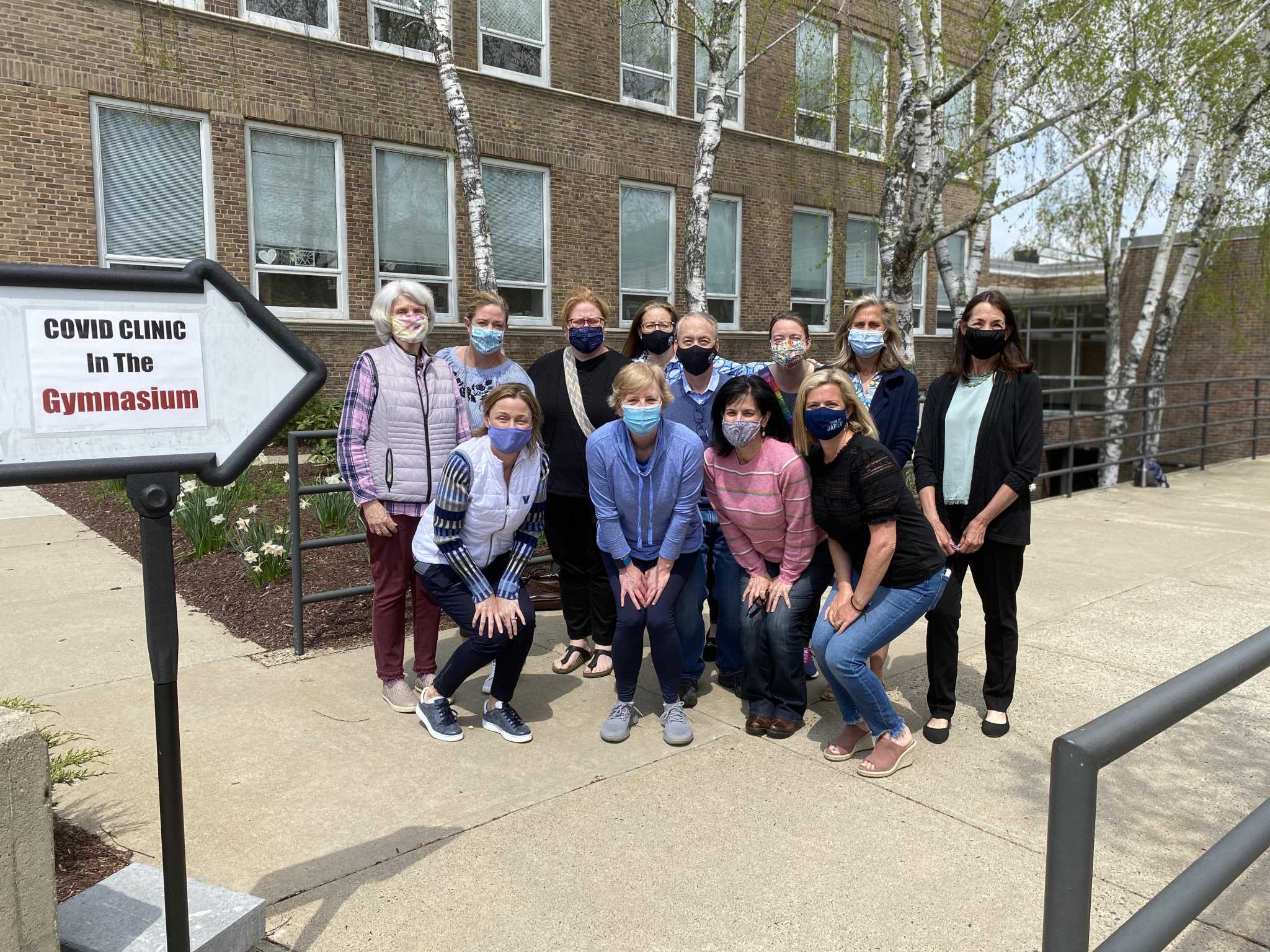 Darien residents help with COVID vaccine outreach - Vimarsana News