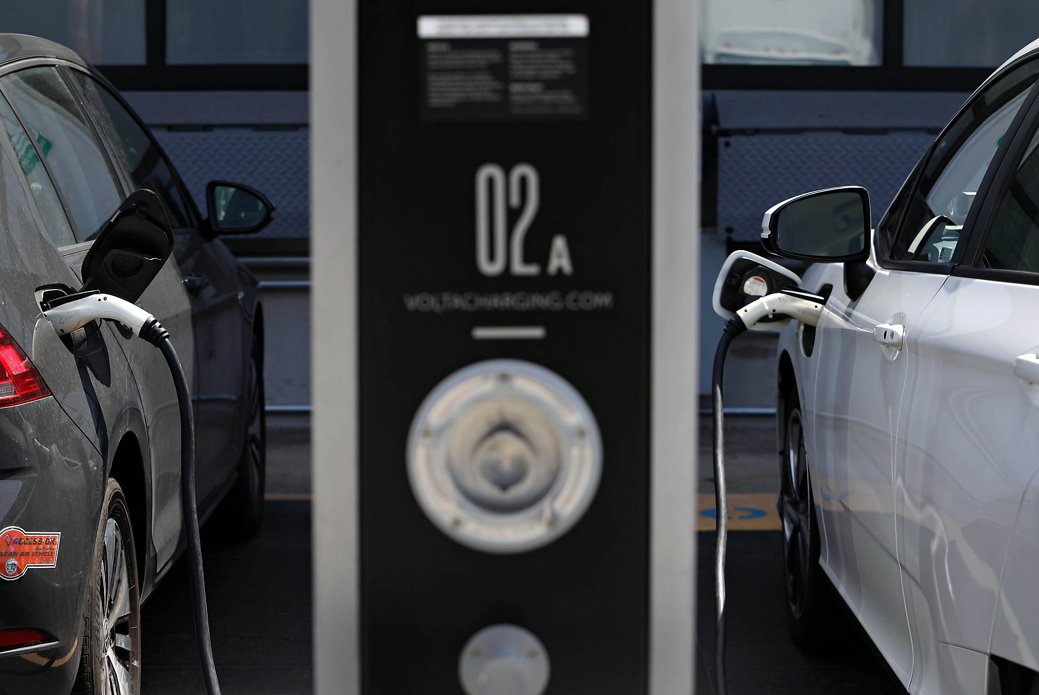 Money for California’s electriccar rebates is gone. Will Newsom