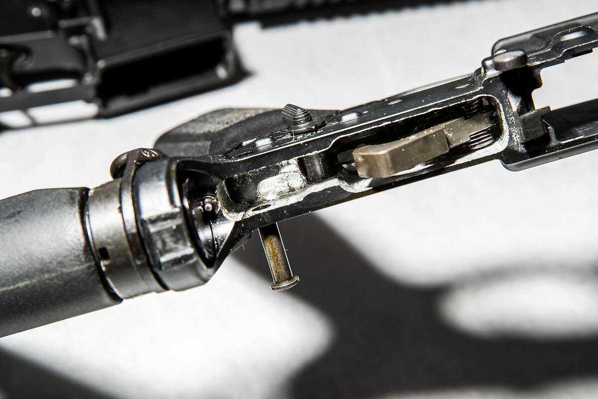 奥克兰警察局缴获的一支ar -15式突击步枪就是无法追踪的幽灵枪的一个例子。