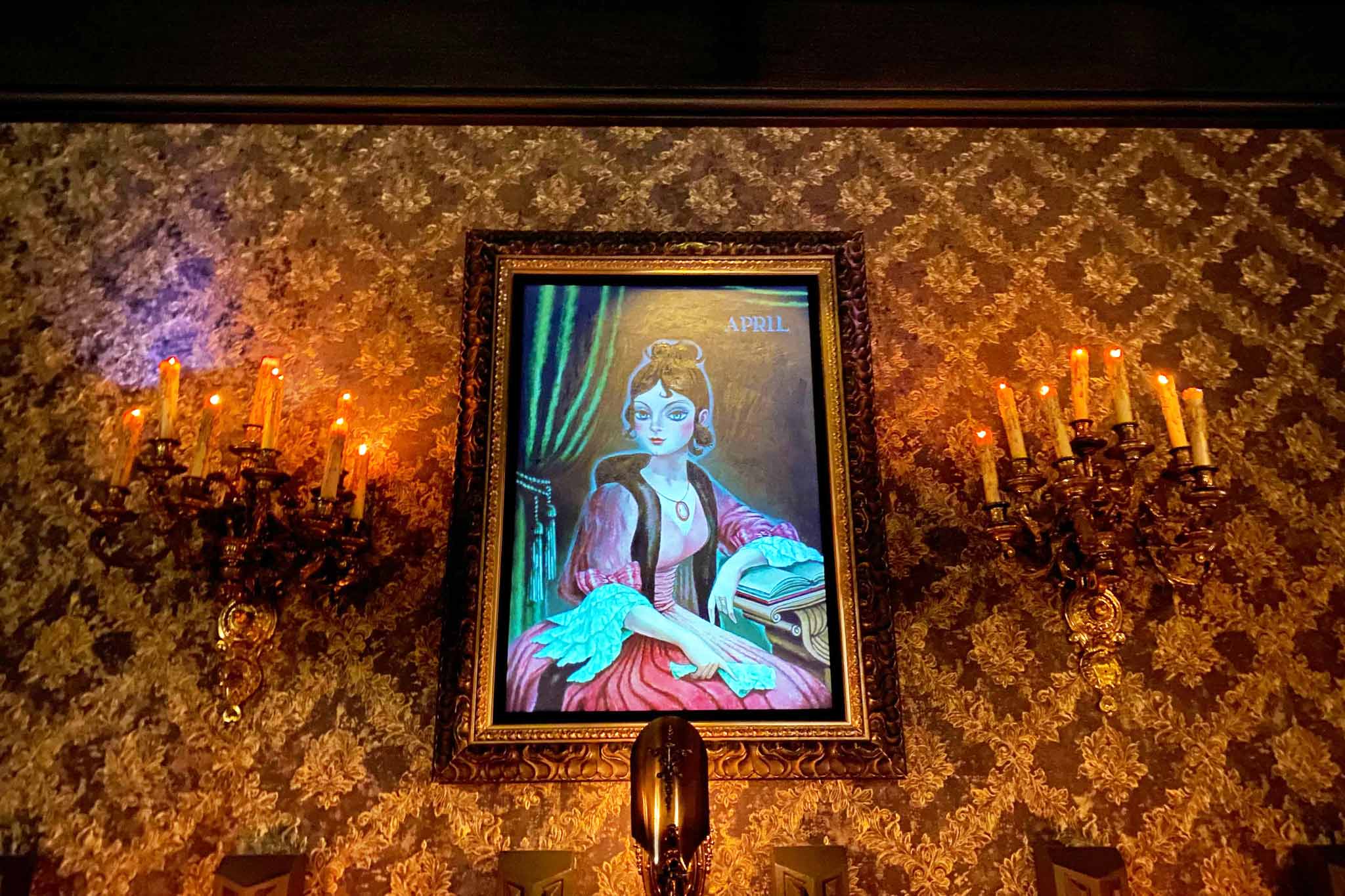I Rode Disneylands Updated Haunted Mansion Ride Heres What Its Like 